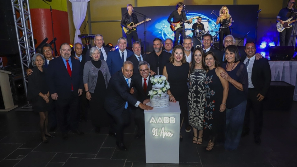Com jantar caprichado e show de banda cover do U2, associados aproveitam Baile de Aniversário da AABB