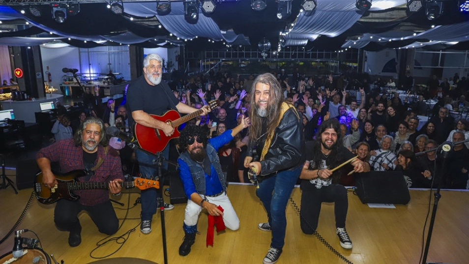 Cover do Raul Seixas coloca pais para dançar e cantar em noite especial