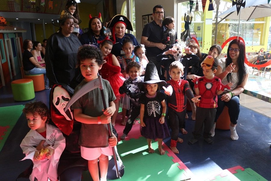 Momentos Criativos – Contação de História - Livro: “Bruxa, bruxa venha à minha festa” com desfile de fantasia – 25/10/2025