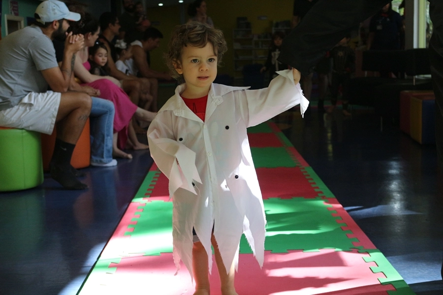 Momentos Criativos – Contação de História - Livro: “Bruxa, bruxa venha à minha festa” com desfile de fantasia – 25/10/2025