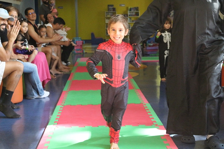 Momentos Criativos – Contação de História - Livro: “Bruxa, bruxa venha à minha festa” com desfile de fantasia – 25/10/2025