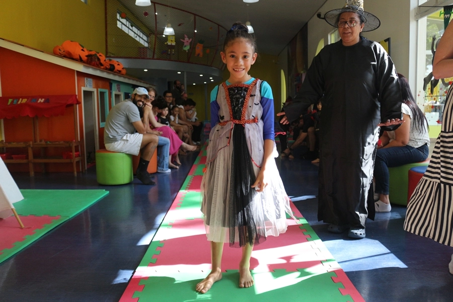 Momentos Criativos – Contação de História - Livro: “Bruxa, bruxa venha à minha festa” com desfile de fantasia – 25/10/2025