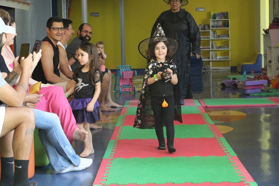 Momentos Criativos – Contação de História - Livro: “Bruxa, bruxa venha à minha festa” com desfile de fantasia – 25/10/2025