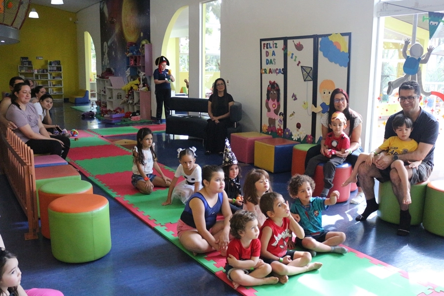 Momentos Criativos – Contação de História - Livro: “Bruxa, bruxa venha à minha festa” com desfile de fantasia – 25/10/2025