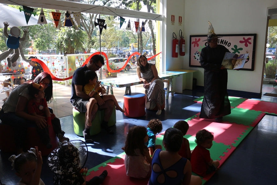 Momentos Criativos – Contação de História - Livro: “Bruxa, bruxa venha à minha festa” com desfile de fantasia – 25/10/2025