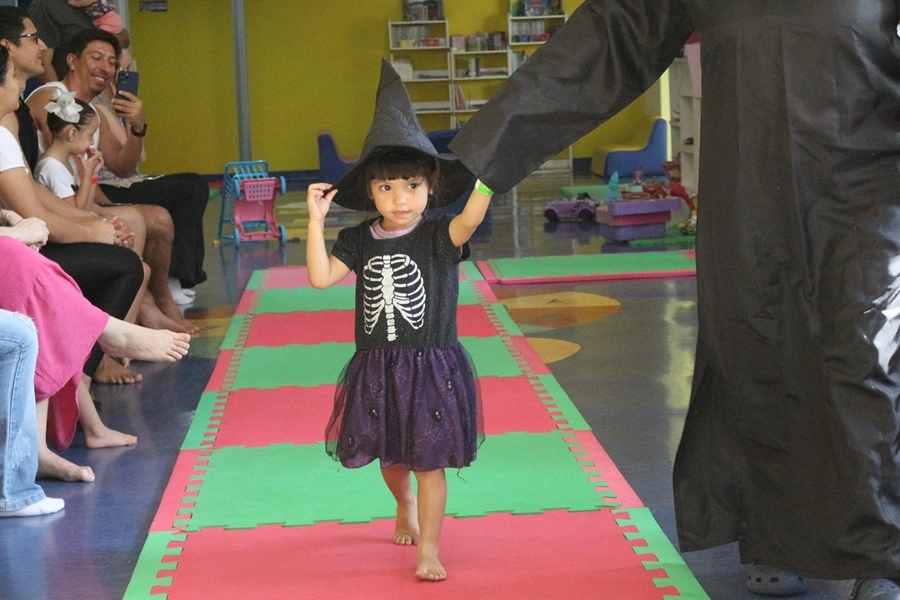 Momentos Criativos – Contação de História - Livro: “Bruxa, bruxa venha à minha festa” com desfile de fantasia – 25/10/2025