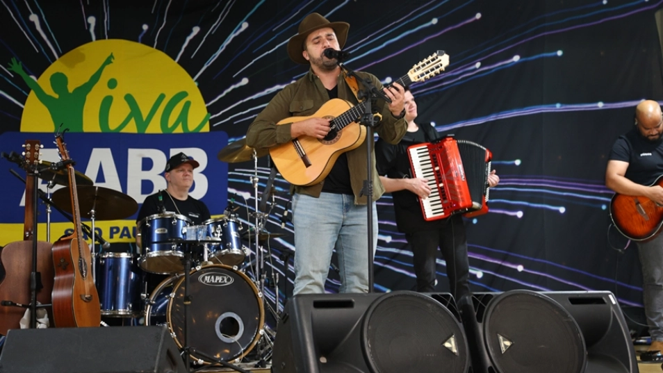 Pais ganham comemoração com noite de viagem pela história da música sertaneja