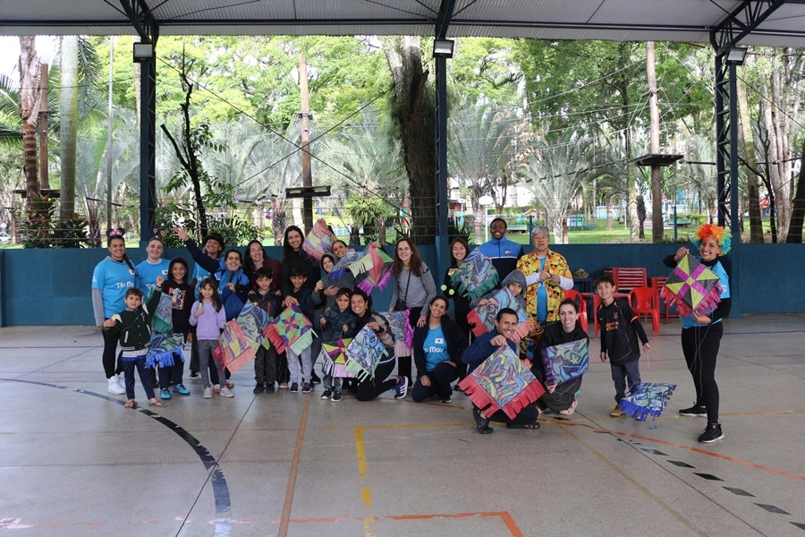 Pipas colorindo o céu com o Projeto Sorria – 19/10/2025